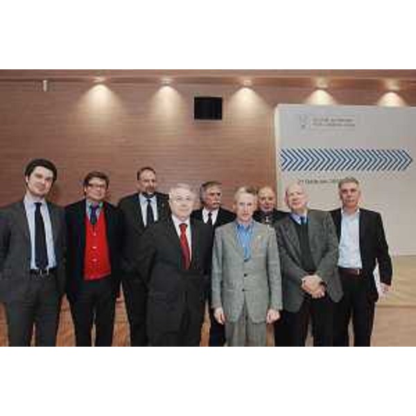 Il Presidente della Regione e l'Assessore regionale al Lavoro con un gruppo di partecipanti al Convegno "Creare conoscenza e innovazione: le strategie del Fondo sociale europeo per il 2007/2013", a Udine. (Udine 21/02/08)