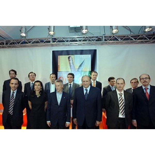 Il Presidente Riccardo Illy con i vincitori del premio (Udine, 18/05/06)