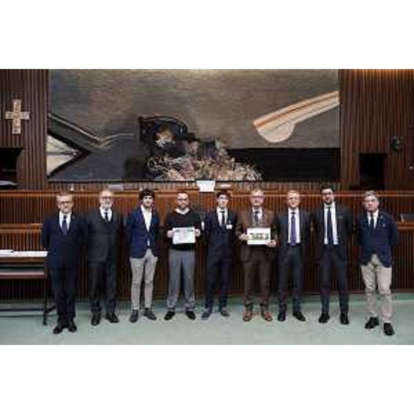 Il ciclista solidale Roberto Schettino e il presidente dell'associazione Pier-Pura Energia d'Amore, Samuel Della Pietra, in aula con (a sx) i consiglieri Ivo Moras, Emanuele Zanon e Simone Polesello, il presidente del Cr Fvg, Piero Mauro Zanin, e i consiglieri Giampaolo Bidoli (Patto), Mauro Capozzella (M5S) e Tiziano Centis (Cittadini) - Il ciclista solidale Roberto Schettino e il presidente dell'associazione Pier-Pura Energia d'Amore, Samuel Della Pietra, in aula con (a sx) i consiglieri Ivo Moras, Emanuele Zanon e Simone Polesello, il presidente del Cr Fvg, Piero Mauro Zanin, e i consiglieri Giampaolo Bidoli (Patto), Mauro Capozzella (M5S) e Tiziano Centis (Cittadini)