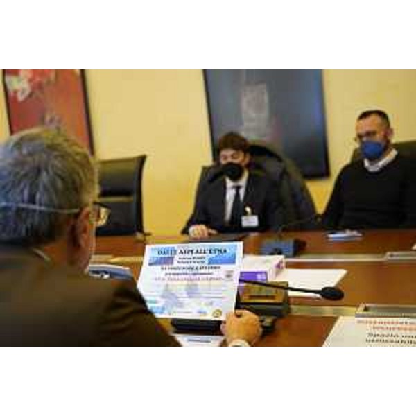 Il presidente del Cr Fvg, Piero Mauro Zanin, con la locandina dell'iniziativa solidale - Il presidente del Cr Fvg, Piero Mauro Zanin, con la locandina dell'iniziativa solidale