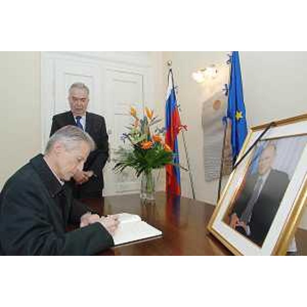 Il Presidente del Friuli Venezia Giulia firma il Registro delle condoglianze per la scomparsa di Janez Drnovsek, già Primo ministro e poi Presidente sloveno, nella sede del Consolato generale della Repubblica di Slovenia a Trieste. (Trieste 27/02/08)