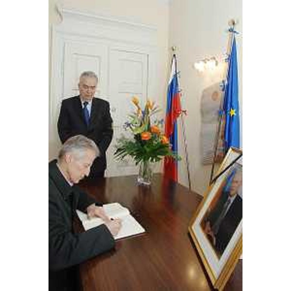 Il Presidente del Friuli Venezia Giulia firma il Registro delle condoglianze per la scomparsa di Janez Drnovsek, già Primo ministro e poi Presidente sloveno, nella sede del Consolato generale della Repubblica di Slovenia a Trieste. (Trieste 27/02/08)