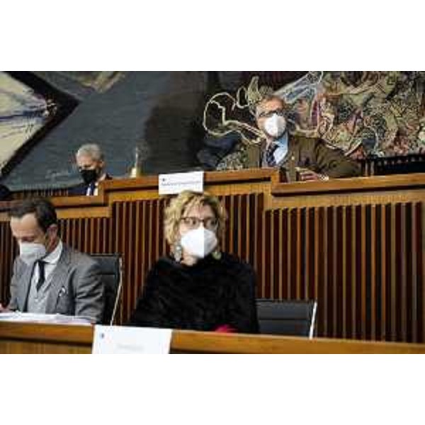 Il presidente del Cr Fvg, Piero Mauro Zanin (in alto), in Aula durante l'esame della Finanziaria con il governatore Massimiliano Fedriga e l'assessore regionale alle Finanze, Barbara Zilli - Il presidente del Cr Fvg, Piero Mauro Zanin (in alto), in Aula durante l'esame della Finanziaria con il governatore Massimiliano Fedriga e l'assessore regionale alle Finanze, Barbara Zilli