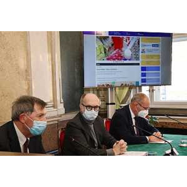 Al centro il vicegovernatore con delega alla Salute Riccardo Riccardi. - Al centro il vicegovernatore con delega alla Salute Riccardo Riccardi. 