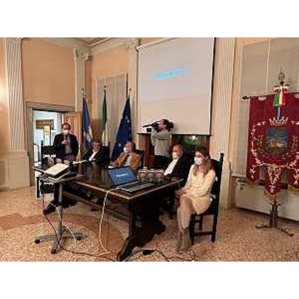 Da sx, l'autore Francesco Antonini, il vicesindaco Francesco Martines, il presidente del Cr Fvg, Piero Mauro Zanin, il sindaco Giuseppe Tellini e l'assessore comunale alla Cultura, Silvia Savi - Da sx, l'autore Francesco Antonini, il vicesindaco Francesco Martines, il presidente del Cr Fvg, Piero Mauro Zanin, il sindaco Giuseppe Tellini e l'assessore comunale alla Cultura, Silvia Savi
