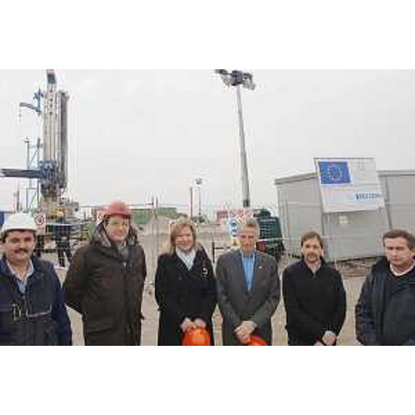 Il Presidente della Regione, il Presidente della Provincia di Gorizia e il Sindaco di Grado nel corso del sopralluogo al pozzo per la ricerca di energia geotermica sulla "Spiaggia Azzurra" di Grado. (Grado 28/02/08)
