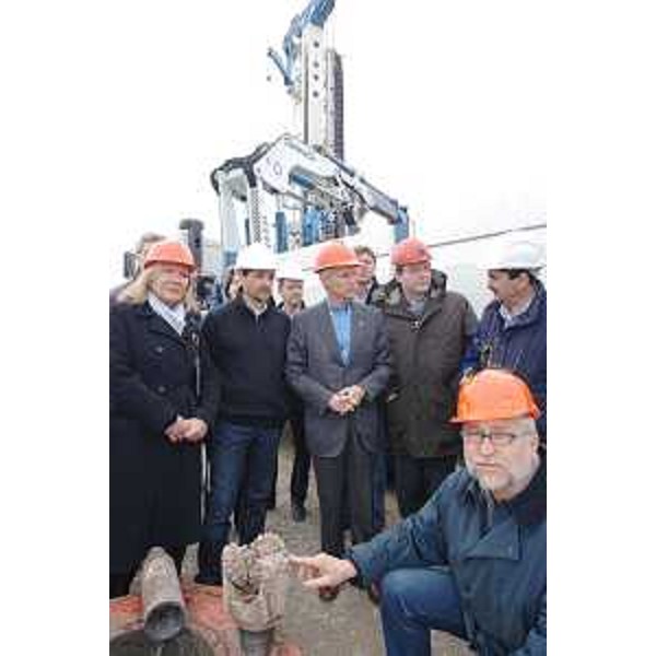 Il Presidente della Regione, il Presidente della Provincia di Gorizia e il Sindaco di Grado nel corso del sopralluogo al pozzo per la ricerca di energia geotermica sulla "Spiaggia Azzurra" di Grado. (Grado 28/02/08)