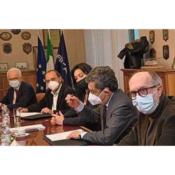 Il vicegovernatore Riccarda Riccardi al momento della firma assieme alle altre autorità. - Il vicegovernatore Riccarda Riccardi al momento della firma assieme alle altre autorità.