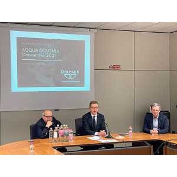 L'assessere regionale alle Risorse agroalimentari e forestali e alla montagna, Stefano Zannier, alla presentazione dell'attività di Acqua Dolomia - L'assessere regionale alle Risorse agroalimentari e forestali e alla montagna, Stefano Zannier, alla presentazione dell'attività di Acqua Dolomia 