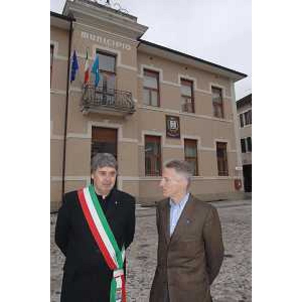 Il Sindaco di Tramonti di Sotto e il Presidente della Regione, in occasione della riunione della Giunta regionale nel Municipio di Tramonti di Sotto. (Tramonti di Sotto 29/02/08)