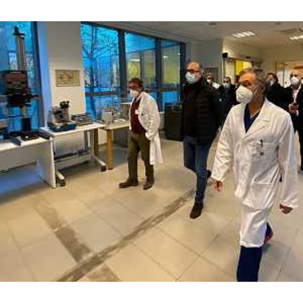 Il vicegovernatore del Friuli Venezia Giulia con delega alla Salute Riccardo Riccardi durante la sua visita al Dipartimento di medicina di laboratorio dell'Azienda sanitaria universitaria Friuli Centrale assieme al direttore della struttura professor Francesco Curcio e al direttore generale dell'Asufc Denis Caporale. - Il vicegovernatore del Friuli Venezia Giulia con delega alla Salute Riccardo Riccardi durante la sua visita al Dipartimento di medicina di laboratorio dell'Azienda sanitaria universitaria Friuli Centrale assieme al direttore della struttura professor Francesco Curcio e al direttore generale dell'Asufc Denis Caporale. 