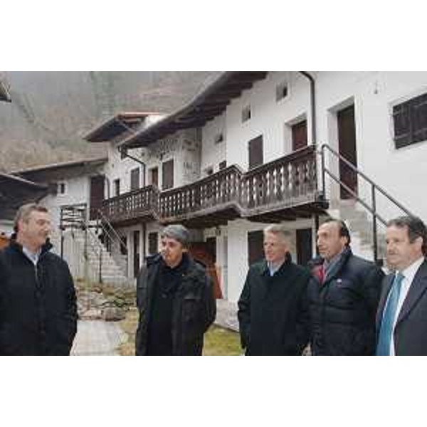 Il Presidente della Regione con i Sindaci dei Comuni della Val Tramontina. (Tramonti di Sopra 29/02/08)