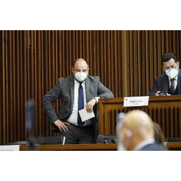 Diego Moretti (Pd) e, alle sue spalle, il collega di partito Franco Iacop - Diego Moretti (Pd) e, alle sue spalle, il collega di partito Franco Iacop