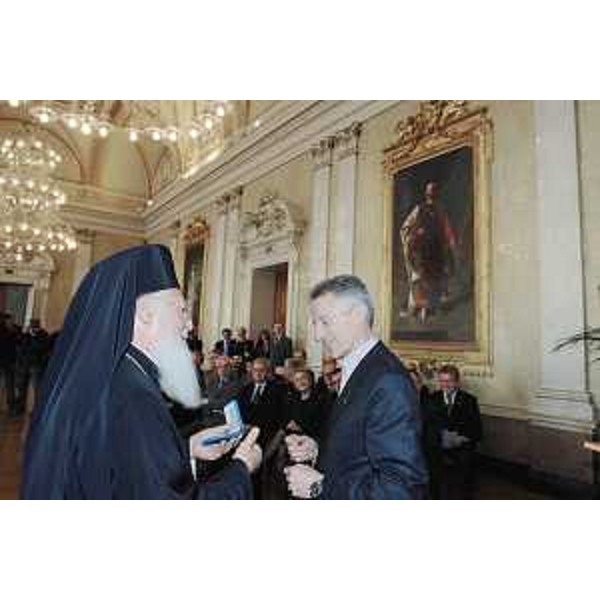 Il vescovo di Costantinopoli e Nuova Roma e patriarca ecumenico Bartolomeo primo, in visita a Trieste, con il Presidente del Friuli Venezia Giulia nel palazzo della Regione in piazza Unità. (Trieste 03/03/08) 