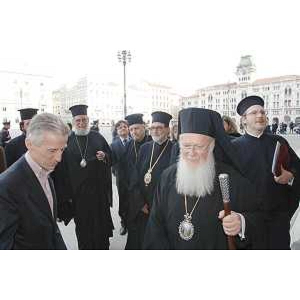 Il vescovo di Costantinopoli e Nuova Roma e patriarca ecumenico Bartolomeo primo, in visita a Trieste, con il Presidente del Friuli Venezia Giulia nel palazzo della Regione in piazza Unità. (Trieste 03/03/08) 