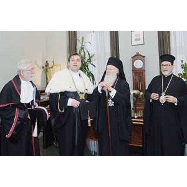 Il vescovo di Costantinopoli e Nuova Roma e patriarca ecumenico Bartolomeo primo, in visita a Trieste, con il prof. Francesco Peroni, Rettore dell’Università degli Studi di Trieste. (Trieste 03/03/08) 