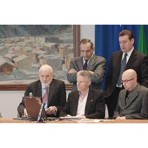 Il Presidente della Regione e l'Assessore regionale alla Montagna nel corso dell'avvio ufficiale della banda larga in area montana. (Forni di Sotto 05/03/08) 