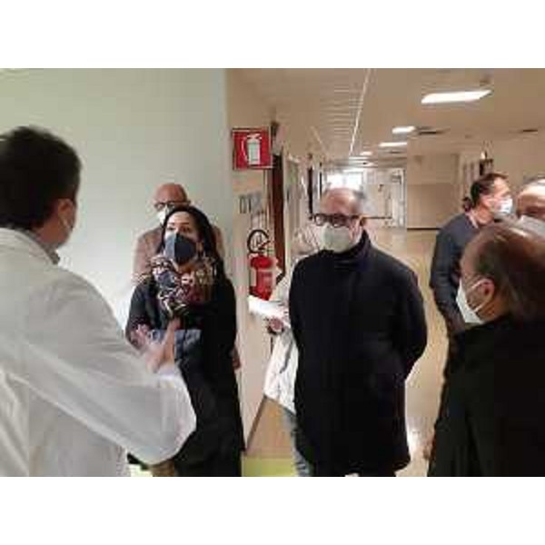 Illustrazione della nuova risonanza magnetica dell'ospedale di Monfalcone al vicegovernatore con delega alla Salute Riccardo Riccardi (al centro). A sinistra il sindaco Anna Cisint, a destra il direttore generale di Asugi Antonio Poggiana - Illustrazione della nuova risonanza magnetica dell'ospedale di Monfalcone al vicegovernatore con delega alla Salute Riccardo Riccardi (al centro). A sinistra il sindaco Anna Cisint, a destra il direttore generale di Asugi Antonio Poggiana