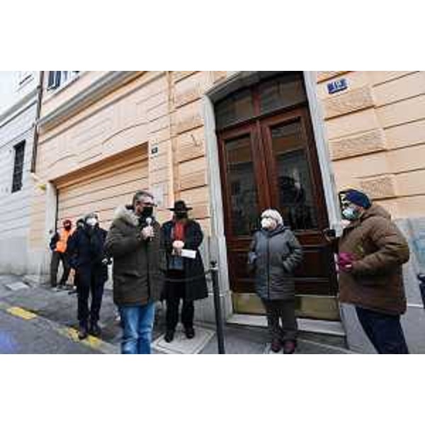 L'intervento dell'assessore Roberti all'installazione della pietra dinciampo in memoria di David Dario Osmo in via della Madonna del Mare 19 a Trieste. - L'intervento dell'assessore Roberti all'installazione della pietra dinciampo in memoria di David Dario Osmo in via della Madonna del Mare 19 a Trieste.