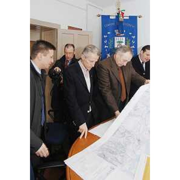 Il Presidente della Regione e l'Assessore regionale alla Montagna esaminano il progetto curato dall'ANAS per l'adeguamento funzionale della SS 52 Carnica (Tolmezzo-Passo della Mauria), variante di Socchieve, nella sede municipale di Socchieve. (Socchieve 05/03/08)