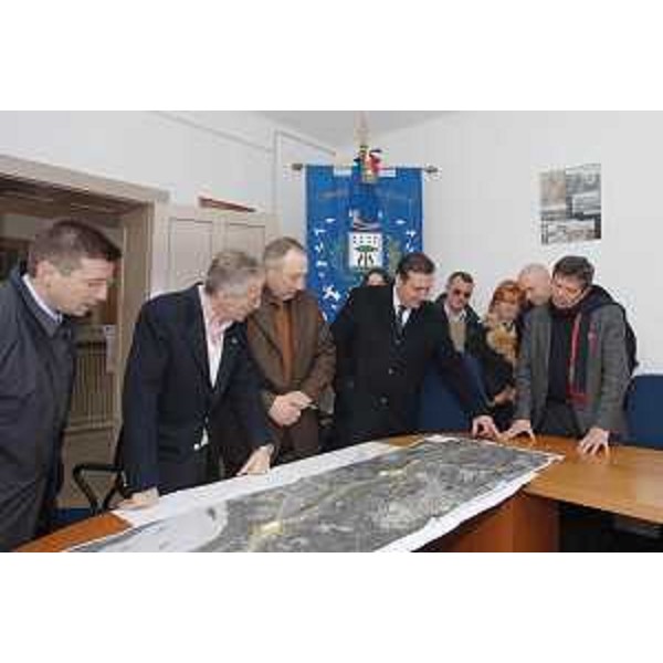 Il Presidente della Regione e l'Assessore regionale alla Montagna esaminano il progetto curato dall'ANAS per l'adeguamento funzionale della SS 52 Carnica (Tolmezzo-Passo della Mauria), variante di Socchieve, nella sede municipale di Socchieve. (Socchieve 05/03/08)