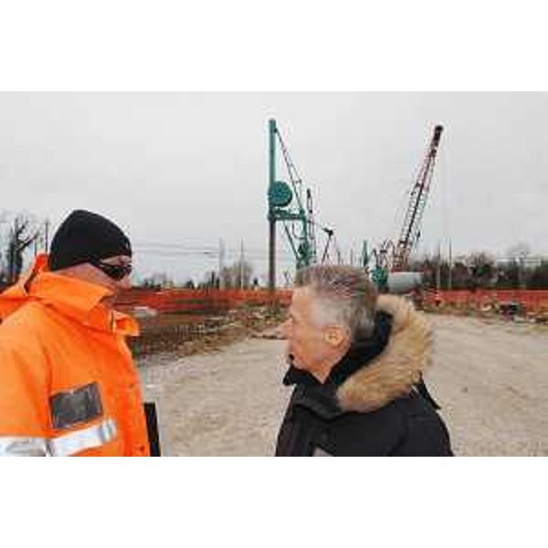 Il Presidente della Regione nel corso di un sopralluogo ai lavori del raccordo tra la rotonda dell'Aeroporto a Ronchi dei Legionari e la strada provinciale Monfalcone-Grado. (06/03/08)