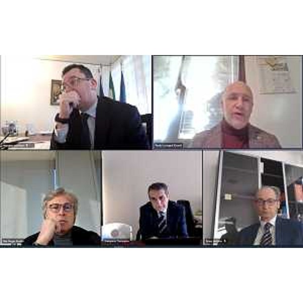 L'assessore regionale alle Attività produttive e al Turismo Sergio Emidio Bini - primo riquadro in basso a sinistra - in videoconferenza con i rappresentanti delle agenzie di viaggio. - L'assessore regionale alle Attività produttive e al Turismo Sergio Emidio Bini - primo riquadro in basso a sinistra - in videoconferenza con i rappresentanti delle agenzie di viaggio.