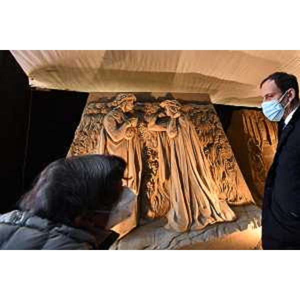 Il governatore della Regione Massimiliano Fedriga a Lignano durante la visita al presepe di sabbia nei pressi della Terrazza a mare. - Il governatore della Regione Massimiliano Fedriga a Lignano durante la visita al presepe di sabbia nei pressi della Terrazza a mare.