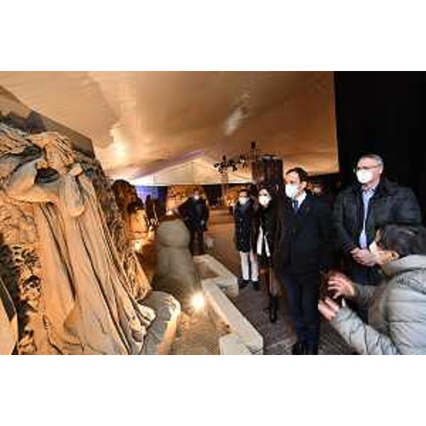 Il governatore della Regione Massimiliano Fedriga a Lignano durante la visita al presepe di sabbia nei pressi della Terrazza a mare. - Il governatore della Regione Massimiliano Fedriga a Lignano durante la visita al presepe di sabbia nei pressi della Terrazza a mare.