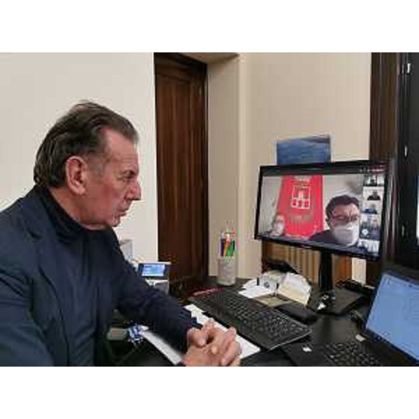 L'assessore alla Difesa dell'Ambiente, energia e sviluppo sostenibile, Fabio Scoccimarro durante la videoconferenza con il Comune di Duino - L'assessore alla Difesa dell'Ambiente, energia e sviluppo sostenibile, Fabio Scoccimarro durante la videoconferenza con il Comune di Duino