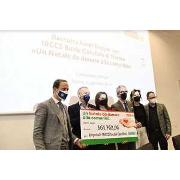 Foto di gruppo con l'assegno Despar donato al Burlo Garofolo di Trieste - Foto di gruppo con l'assegno Despar donato al Burlo Garofolo di Trieste