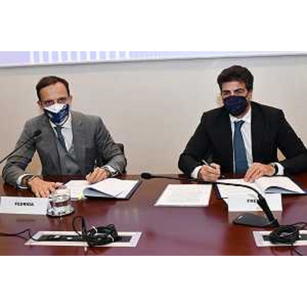 Il governatore Massimiliano Fedriga e l'amministratore delegato di Novartis Italia Pasquale Frega alla firma del protocollo d'intesa - Il governatore Massimiliano Fedriga e l'amministratore delegato di Novartis Italia Pasquale Frega alla firma del protocollo d'intesa 