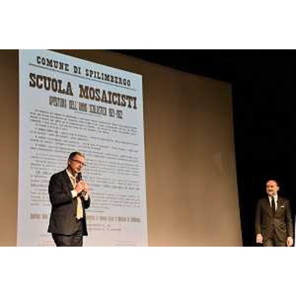 L'intervento sul palco del cinema Miotto dell'assessore regionale Stefano Zannier durante la cerimonia per i 100 anni della Scuola moaicisti del FriulI di Spilimbergo - L'intervento sul palco del cinema Miotto dell'assessore regionale Stefano Zannier durante la cerimonia per i 100 anni della Scuola moaicisti del FriulI di Spilimbergo