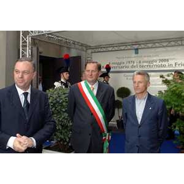 Riccardo Illy (Presidente Regione Friuli Venezia Giulia) con Alessandro Tesini (Presidente del Consiglio Regionale) e il Sindaco di Gemona alla commemorazione del 30° anniversario del terremoto tenutasi a Gemona (Gemona, 04/05/06)