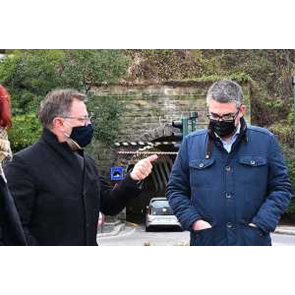Il sindaco di Muggia Paolo Polidori e l'assessore Pierpaolo Roberti al sopralluogo alla galleria di Muggia. - Il sindaco di Muggia Paolo Polidori e l'assessore Pierpaolo Roberti al sopralluogo alla galleria di Muggia.