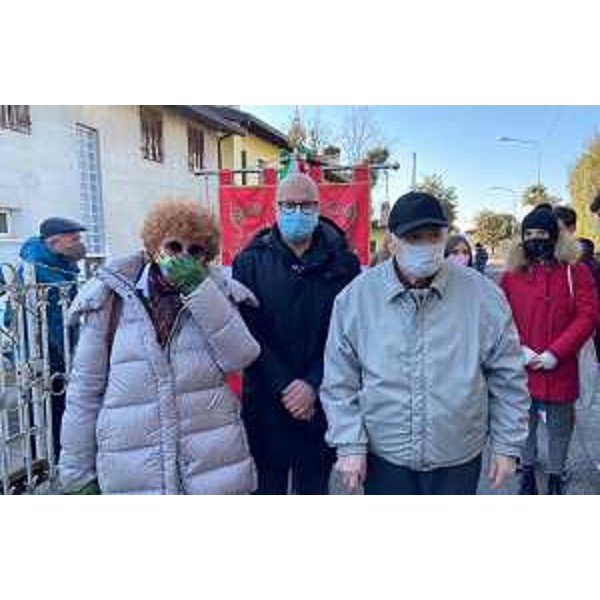 L'assessore regionale alla Cultura Tiziana Gibelli insieme all'assessore comunale alla Cultura Alberto Parigi (al centro) e Vladimiro Bottecchia, genero di Arturo Biasutti, una delle persone a cui è dedicata una delle pietre d'inciampo posate oggi a Pordenone. - L'assessore regionale alla Cultura Tiziana Gibelli insieme all'assessore comunale alla Cultura Alberto Parigi (al centro) e Vladimiro Bottecchia, genero di Arturo Biasutti, una delle persone a cui è dedicata una delle pietre d'inciampo posate oggi a Pordenone.