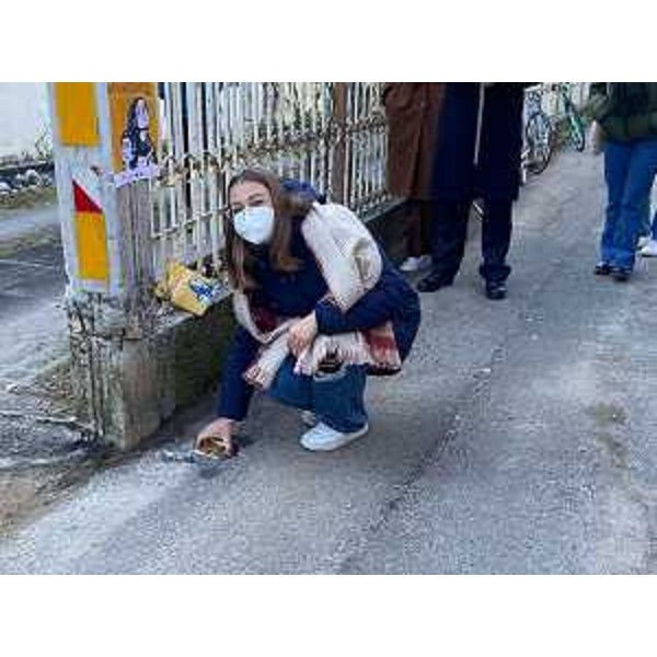 La deposizione della pietra d'inciampo a memoria di Arturo Biasutti ad opera di una delle studentesse del liceo Leopardi Majorana di Pordenone. - La deposizione della pietra d'inciampo a memoria di Arturo Biasutti ad opera di una delle studentesse del liceo Leopardi Majorana di Pordenone.