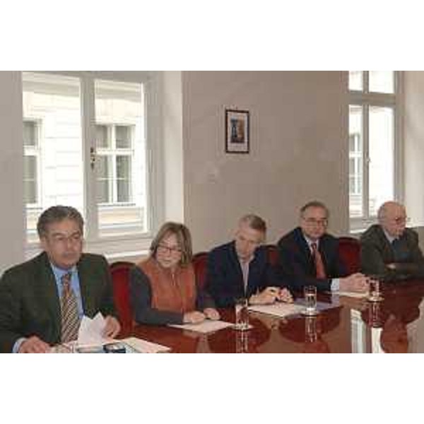 Presidente della Regione, Assessore regionale alla Cultura, Sindaco di Aquileia, Sottosegretario di Stato ai Beni Culturali e Commissario della Provincia di Udine sottoscrivono l'atto costitutivo della Fondazione Aquileia, nella sede della Regione a Trieste. (Trieste 11/03/08)