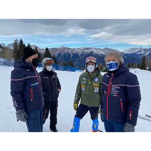 L'assessore alle Attività produttive e turismo Sergio Emidio Bini assieme al gigantista Riccardo Tonetti sullo Zoncolan. - L'assessore alle Attività produttive e turismo Sergio Emidio Bini assieme al gigantista Riccardo Tonetti sullo Zoncolan.