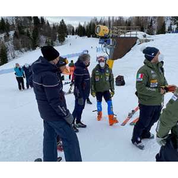 L'assessore alle Attività produttive e turismo Sergio Emidio Bini assieme al gigantista Riccardo Tonetti sullo Zoncolan. - L'assessore alle Attività produttive e turismo Sergio Emidio Bini assieme al gigantista Riccardo Tonetti sullo Zoncolan.