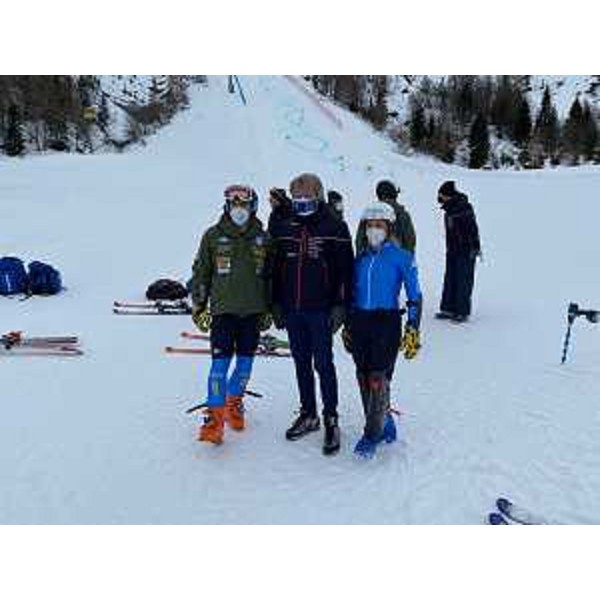 L'assessore regionale alle Attività produttive e turismo Sergio Emidio Bini assieme a Riccardo Tonetti, gigantista proveniente dal Trentino Alto Adige, e alla slalomista tarvisiana Lara Della Mea. - L'assessore regionale alle Attività produttive e turismo Sergio Emidio Bini assieme a Riccardo Tonetti, gigantista proveniente dal Trentino Alto Adige, e alla slalomista tarvisiana Lara Della Mea.