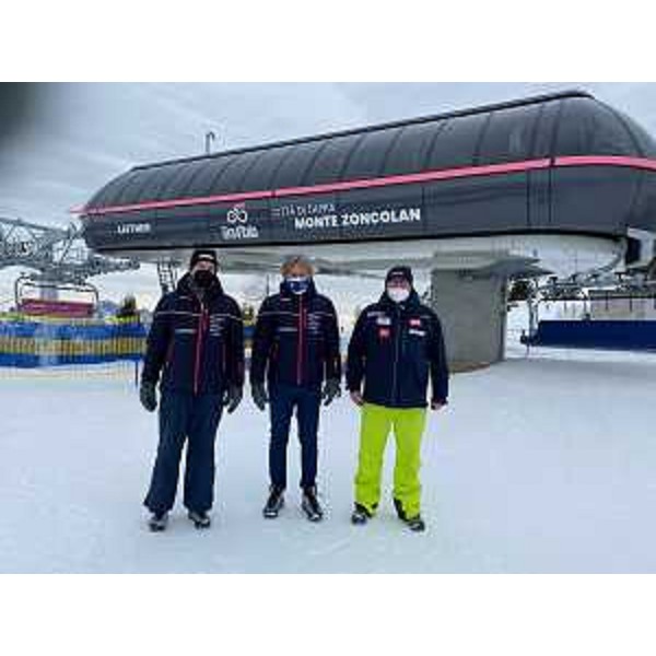 Bini assieme al direttore di PromoturismoFVG Antonio Bravo accanto all seggiovia dello Zoncolan. - Bini assieme al direttore di PromoturismoFVG Antonio Bravo accanto all seggiovia dello Zoncolan.