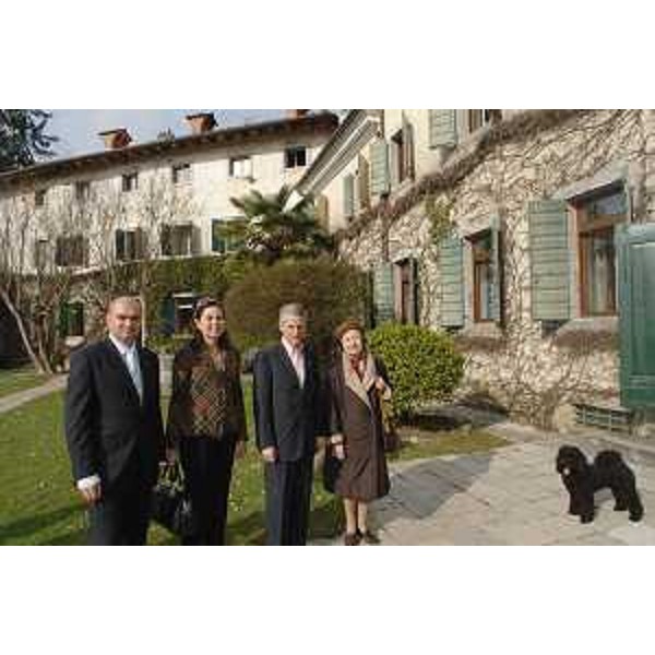 Il Sindaco di Pagnacco, l'Assessore regionale alle Risorse Finanziarie e il Presidente della Regione nel compendio di Fontanabona, zona vincolata che preserva le tipiche case rurali e l'ambiente naturale, a Pagnacco. (Pagnacco 14/03/08)