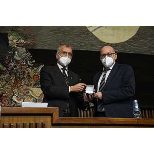 Il presidente del Cr Fvg, Piero Mauro Zanin, consegna il sigillo del Consiglio al presidente della Comunità ebraica di Trieste, Alessandro Salonicchio - Il presidente del Cr Fvg, Piero Mauro Zanin, consegna il sigillo del Consiglio al presidente della Comunità ebraica di Trieste, Alessandro Salonicchio