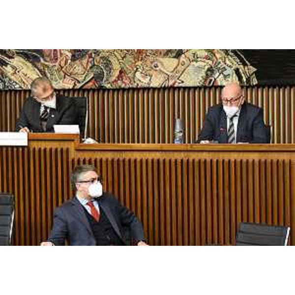 Da sx in alto, in senso orario, il presidente del Cr Fvg, Piero Mauro Zanin, il presidente della Comunità ebriaca triestina, Alessandro Salonicchio, e l'assessore Fvg deputato ai rapporti con il Consiglio, Pierpaolo Roberti - Da sx in alto, in senso orario, il presidente del Cr Fvg, Piero Mauro Zanin, il presidente della Comunità ebriaca triestina, Alessandro Salonicchio, e l'assessore Fvg deputato ai rapporti con il Consiglio, Pierpaolo Roberti