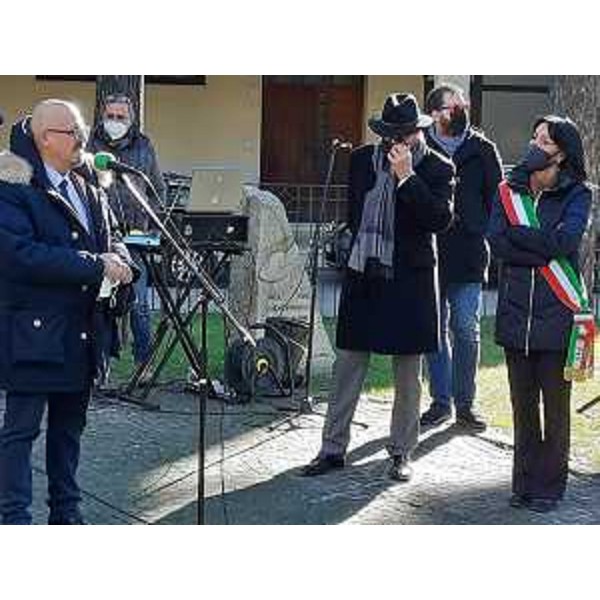 L'assessore regionale al Patrimonio Sebastiano Callari al microfono della manifestazione a Monfalcone in occasione della Giornata delle vittimi civili di guerra. A destra il sindaco Anna Maria Cisint - L'assessore regionale al Patrimonio Sebastiano Callari al microfono della manifestazione a Monfalcone in occasione della Giornata delle vittimi civili di guerra. A destra il sindaco Anna Maria Cisint