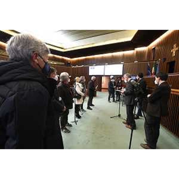 Un momento della persentazione della petizione conbtro l'amliamento della cava Villotte, a San Quirino - Un momento della persentazione della petizione conbtro l'amliamento della cava Villotte, a San Quirino