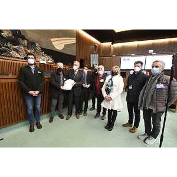 Mauro Capozzella (M5S), primo a destra, con il comitato promotore della petizione consegnata in Consiglio regionale - Mauro Capozzella (M5S), primo a destra, con il comitato promotore della petizione consegnata in Consiglio regionale