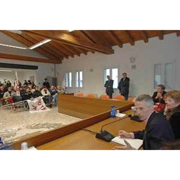 Il Presidente della Regione e il Sindaco di Porpetto al tavolo pubblico con i rappresentanti dei Comitati "No Tav" nella sede municipale di Porpetto. (Porpetto 15/03/08)