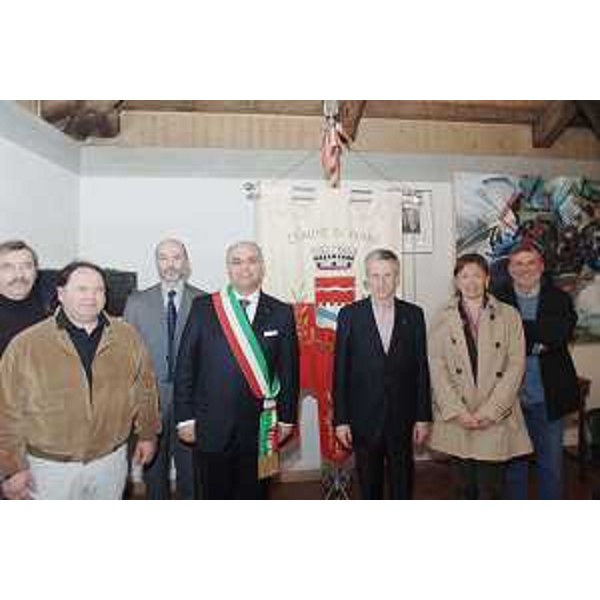 Il Sindaco di Varmo ed altri amministratori locali con il Presidente della Regione nella sede municipale di Varmo. (Varmo 18/03/08)